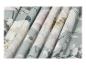 Tissu floral aux couleurs claires avec une texture plissée.