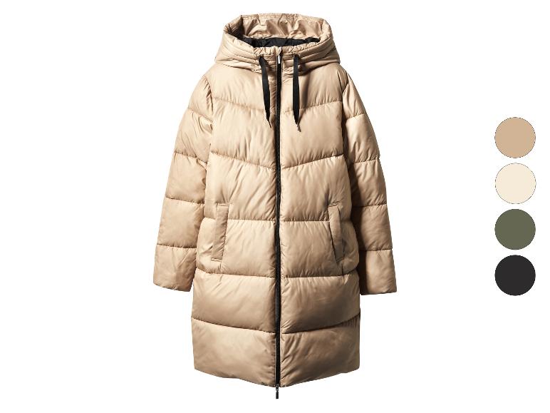 Long manteau matelassé beige avec capuche et fermeture éclair, avec options de couleur.
