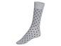 Des chaussettes grises à pois noirs.