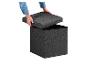 Une personne ouvre une boîte de rangement pliable gris foncé avec couvercle.