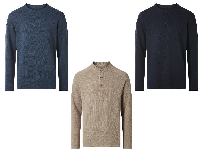 Deux pulls à manches longues bleu marine et un pull beige boutonné.