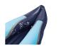 Kayak gonflable bleu et gris : détail de la valve et de l'indicateur de niveau.
