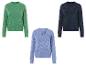 Trois pulls en tricot de couleur verte, bleue et bleu clair avec un motif ajouré.