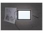 Dessins, tablette lumineuse et crayons sur un bureau en bois.
