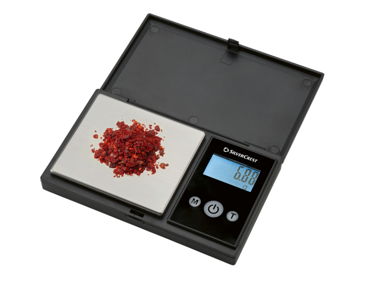 Balance de cuisine numérique avec flocons de piment rouge, affichant 0,00 g.