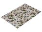 Tapis avec un motif de feuilles et de baies, de couleur claire.