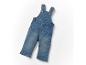 Une salopette en jean pour bébé.