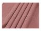 Tissu mousseline rose doux en plis.
