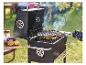 Un barbecue Grillmeister avec du poisson, du maïs et du citron grillés.