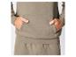 Un sweat-shirt à capuche gris et un pantalon avec une poche.