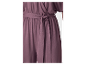 Combinaison pantalon pourpre foncé avec ceinture.