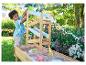 Un enfant joue avec une table d'eau avec des toboggans dans le jardin.