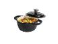 Cocotte en fonte noire avec couvercle, remplie d'un ragoût de viande et de légumes.