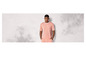 Un homme portant un t-shirt et un pantalon rayés roses.