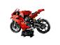 Moto Ducati Panigale V4 R rouge, construite avec des pièces Lego Technic, avec plaque d'affichage.