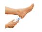 Pieds lisses: une femme utilise un appareil électrique pour le soin des pieds.