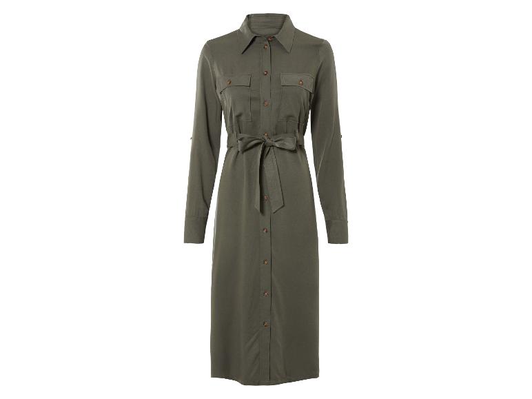 Une longue robe verte à boutons et ceinture.