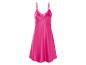 Une chemise de nuit en satin rose avec de la dentelle.