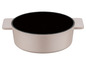 Une casserole en fonte beige avec un intérieur noir.