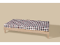 Cadre de lit en bois clair avec matelas à carreaux