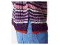 Un pull en maille violet rayé avec une bordure orange, porté sur un jean bleu.