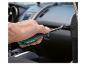 Une main utilisant un outil Parkside pour démonter une portière de voiture.