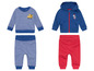 Deux tenues pour bébés : une avec un pull bleu et un pantalon rayé et une avec un sweat à capuche bleu et un pantalon rouge.