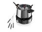 Un set à fondue avec un pot et quatre fourchettes.