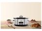 Une mijoteuse Crock-Pot avec du poulet rôti et des pommes de terre.