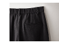 Gros plan sur l'arrière d'un pantalon noir avec taille élastique et poche.