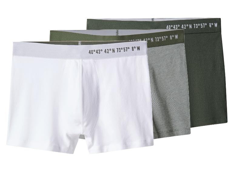 Trois boxers blancs, gris et verts avec des coordonnées sur la ceinture