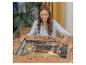 Une femme assemble un puzzle avec une image d'une bibliothèque.