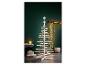 Un sapin de Noël moderne en bois décoré d'ornements et de lumières dans une pièce festive.