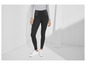 Leggings noirs avec des baskets blanches.