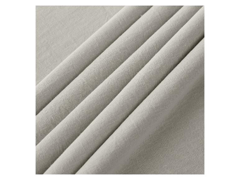 Tissu léger beige, doux et soyeux au toucher.
