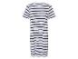 Une robe t-shirt à rayures blanches et noires.