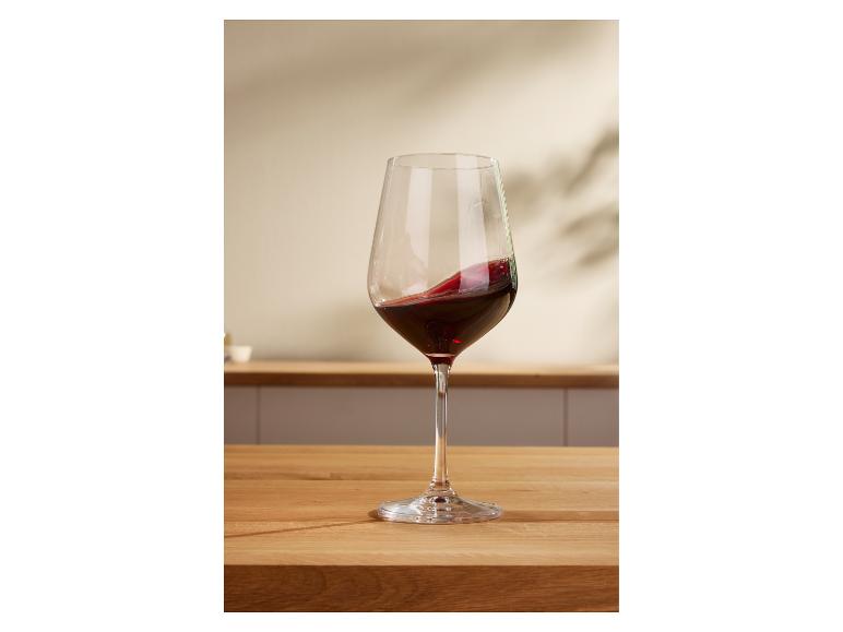 Verre de vin rouge sur une table en bois.