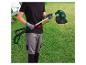 Un homme présente une débroussailleuse : outil de jardinage pour couper l'herbe.