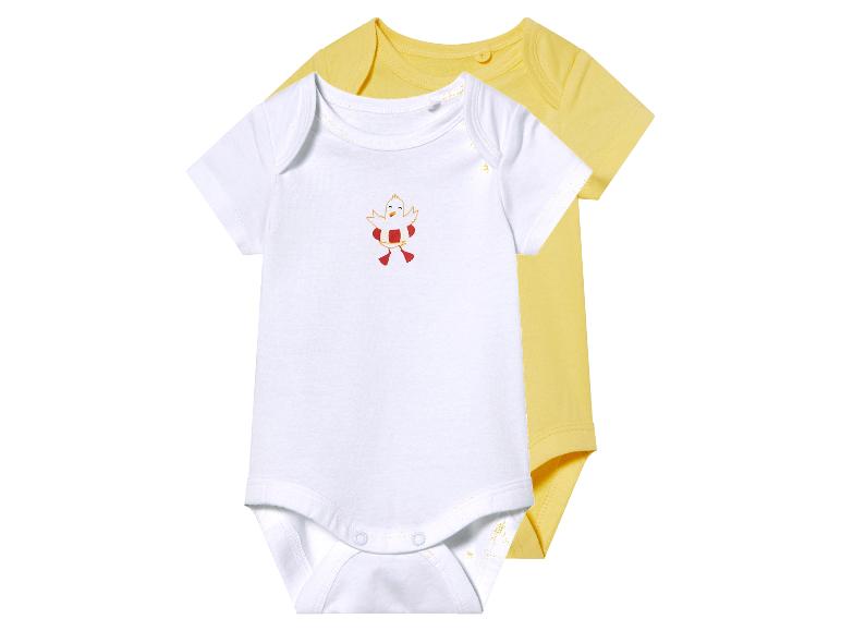 Deux bodies bébé : un blanc avec motif poussin, un jaune pâle.