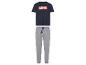Un t-shirt bleu avec le logo Marvel et un pantalon de jogging gris.