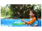 Enfant jouant avec un bateau-jouet Speed Wave dans une piscine gonflable, des bulles flottent.