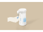 Distributeur de savon automatique blanc avec du savon bleu versé dans une main.