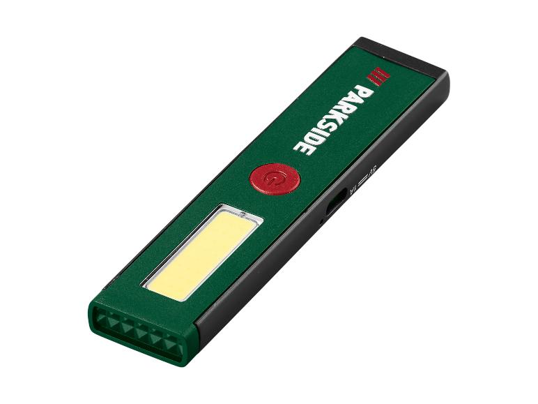 Lampe de poche Parkside verte et noire avec un bouton d'alimentation rouge et un panneau lumineux jaune.