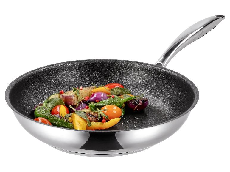 Poêle avec des légumes rôtis comme des poivrons, des oignons et des aubergines.