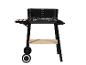 Barbecue noir sur roulettes avec tablettes en bois.