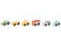 Une rangée de voitures jouets en bois colorées, dont une voiture verte, un camion jaune, un bus orange et deux voitures particulières.