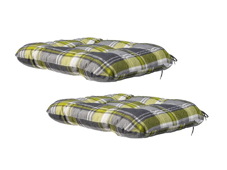 Deux coussins de chaise à carreaux verts et gris de la marque Livingo.