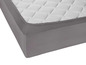 Un protège-matelas gris avec une surface matelassée.
