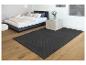 Un tapis gris foncé matelassé dans un intérieur moderne.