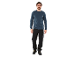 Homme portant un t-shirt bleu à manches longues et un pantalon de travail noir.